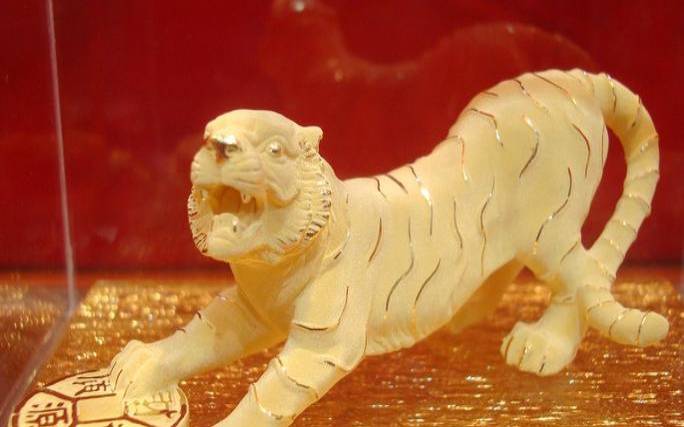 74年属虎办公桌上摆什么好（最旺属虎的摆件）