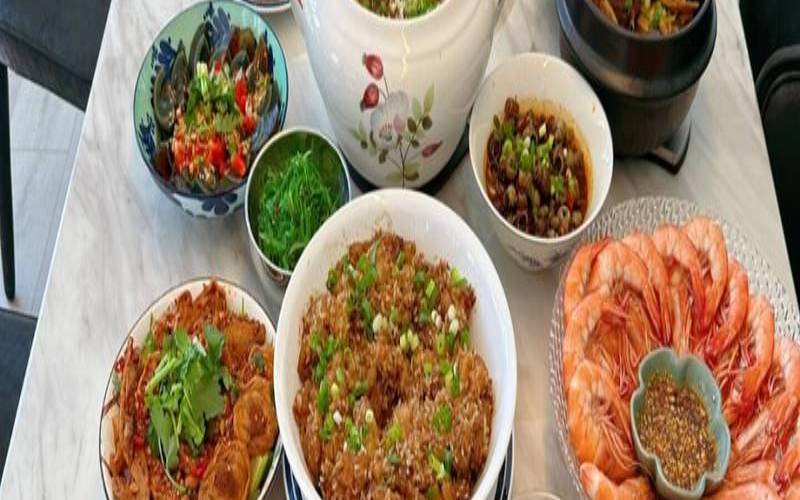 梦见别人请客吃饭自己付账（女人梦见别人请客是吉兆吗）