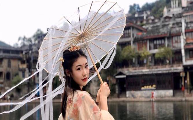 几月的龙女不能戴黄金（88年龙女大林木命好吗）