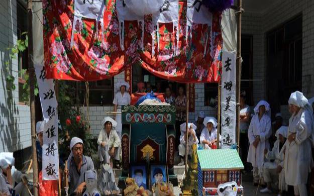 梦到别人家办丧（女人梦见别人办丧事）