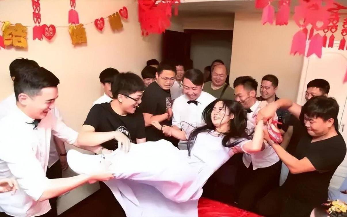 梦见伴郎死了（梦见和别人的新郎在一起）