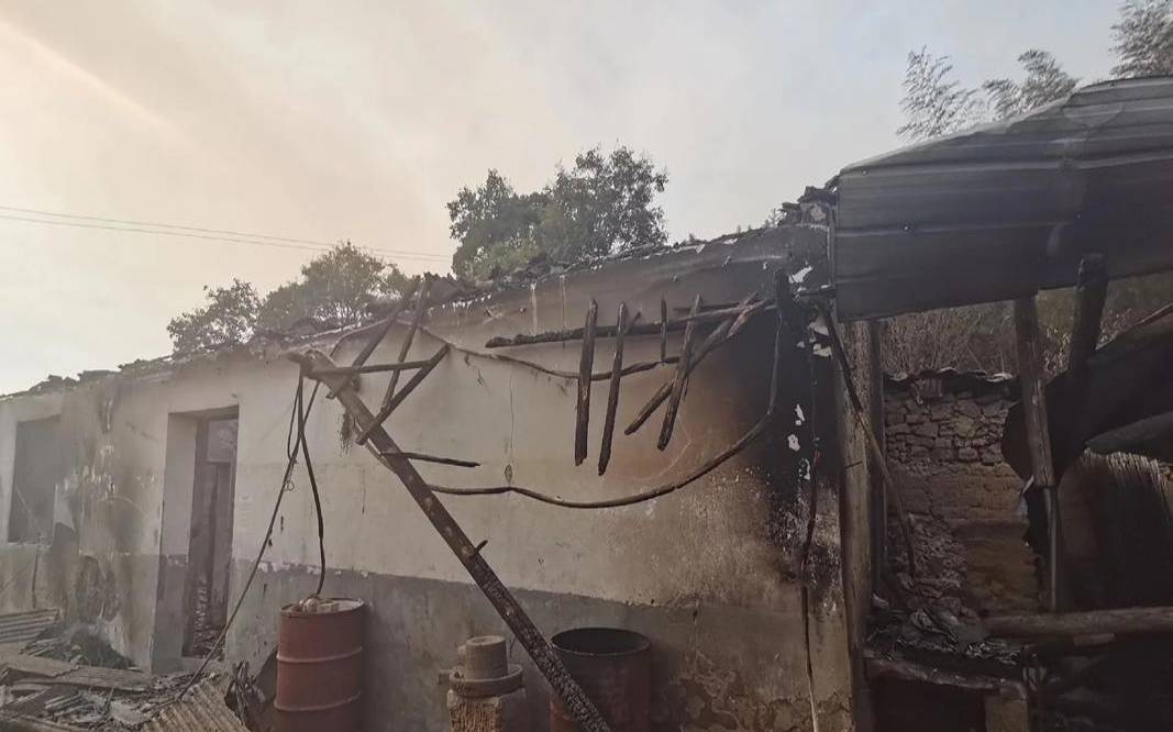 梦见别人家房子起大火倒塌（梦见大火在房子周围烧）