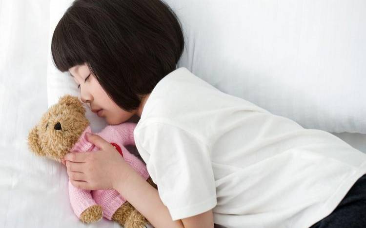 梦见别人怀抱的小婴儿（女人做梦梦到抱小女孩）