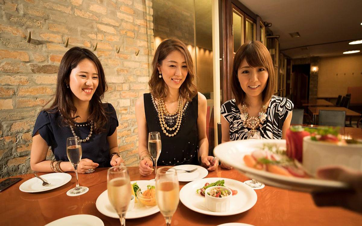 梦到别人请吃饭是什么意思（已婚妇女梦见聚餐吃饭）