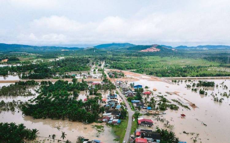 梦见家里进水是财运吗（女人梦见别人家里进水）