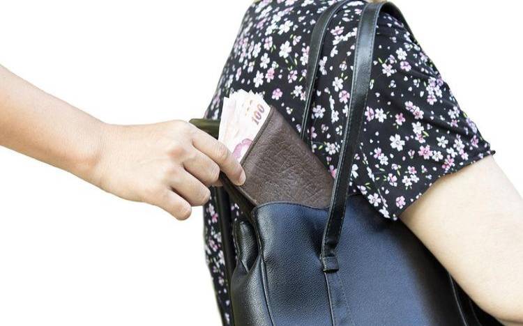 梦到小偷偷我钱包被发现（中年女人梦到钱包被偷了）