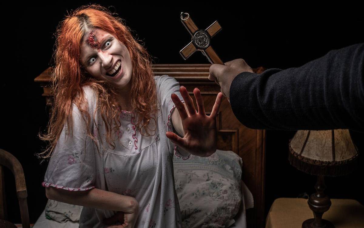 梦见被鬼附身有人帮驱鬼（女人梦见鬼附身是吉兆）