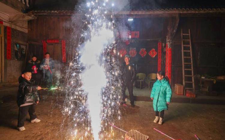 梦见别人拿炮竹炸（梦见别人放鞭炮炸到自己）