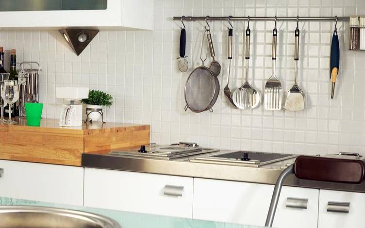 厨房里的厨具怎么摆放（厨房灶具放什么方位好）