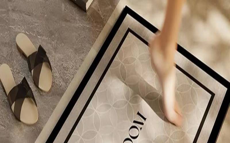 卫生间地垫适合什么颜色（卫生间门垫什么颜色最吉利）