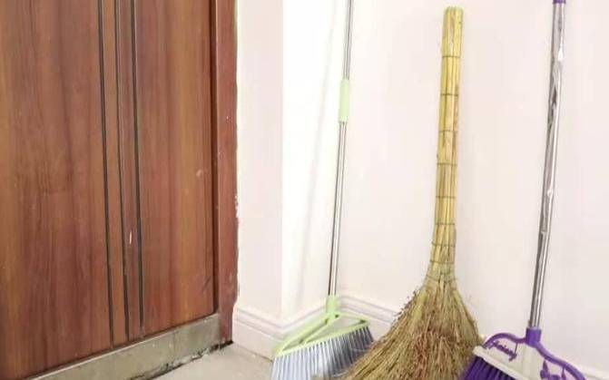 扫把不能放在哪五个地方（风水上扫把放什么位置好）