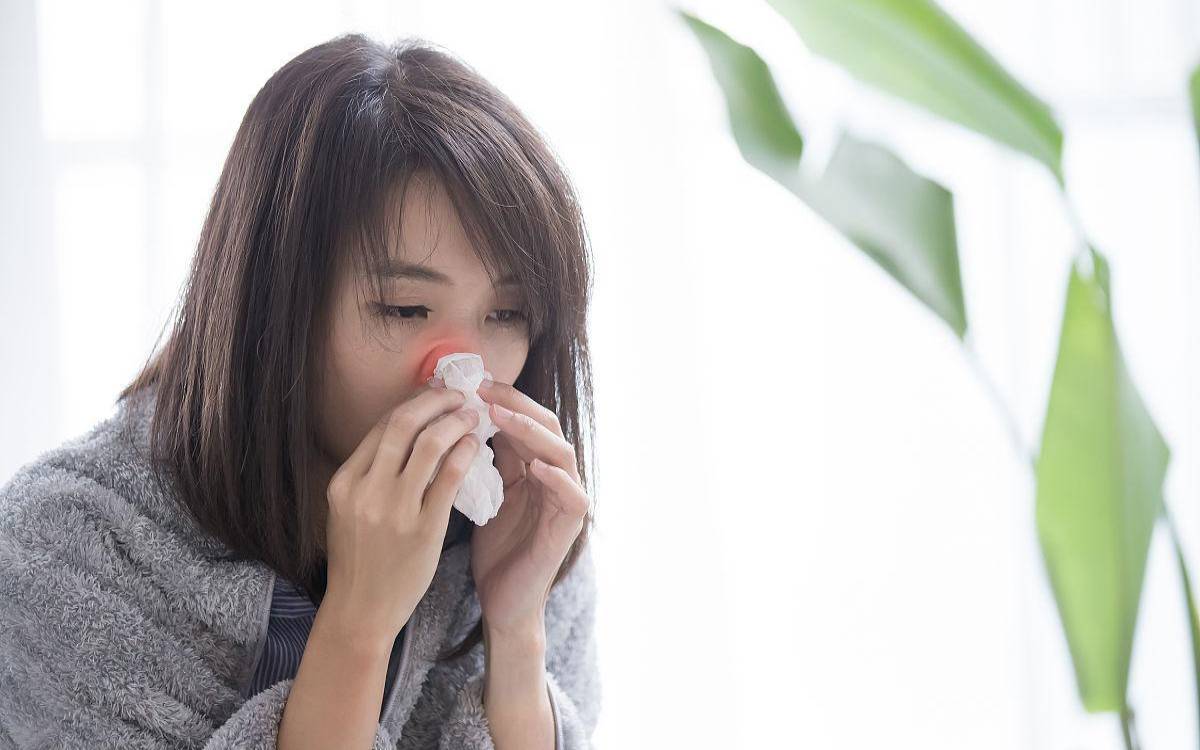 女人午时打喷嚏（中午11点至13点打喷嚏预兆）