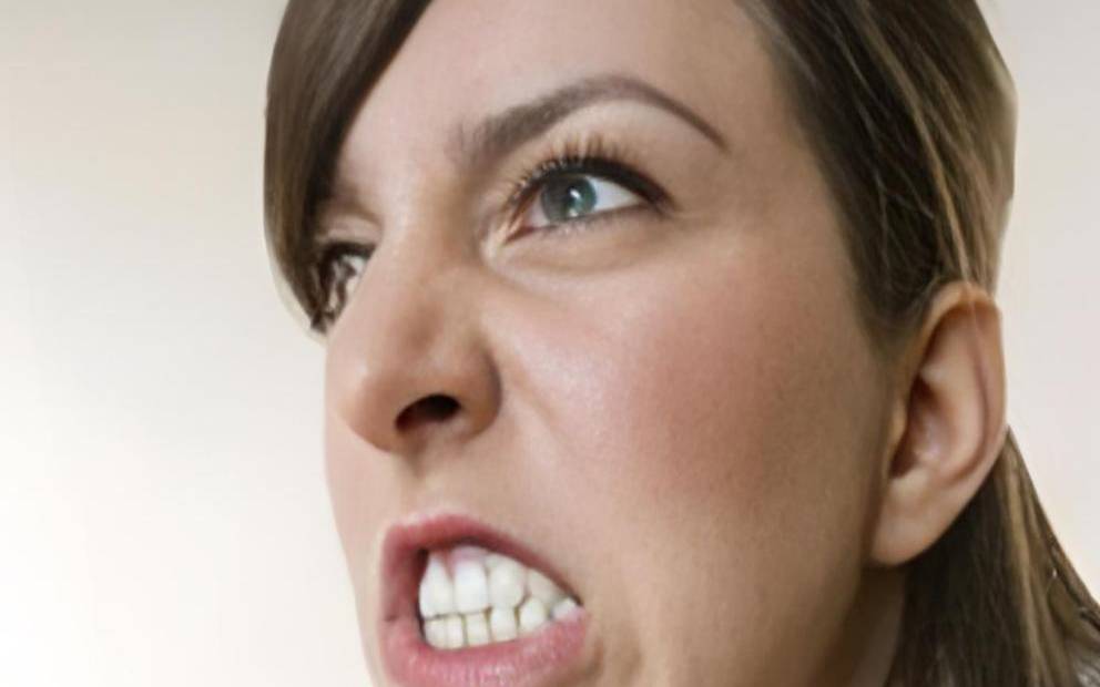 女人左嘴跳好不好（女性左嘴角抽搐要警惕）