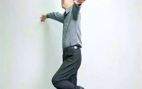 闭眼单腿平衡测试步骤（闭眼单脚站立测试标准姿势）