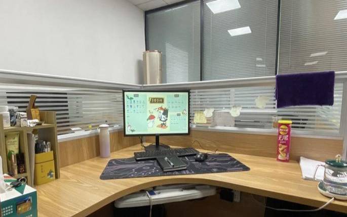 女性办公桌上怎么摆放物品（女性办公桌上摆放什么最好）