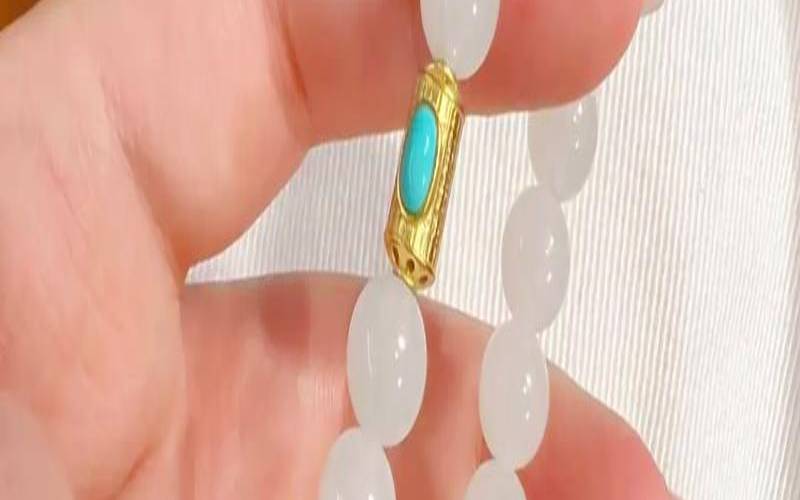 2021年属蛇女全年运程（属蛇的女士戴什么首饰最好）