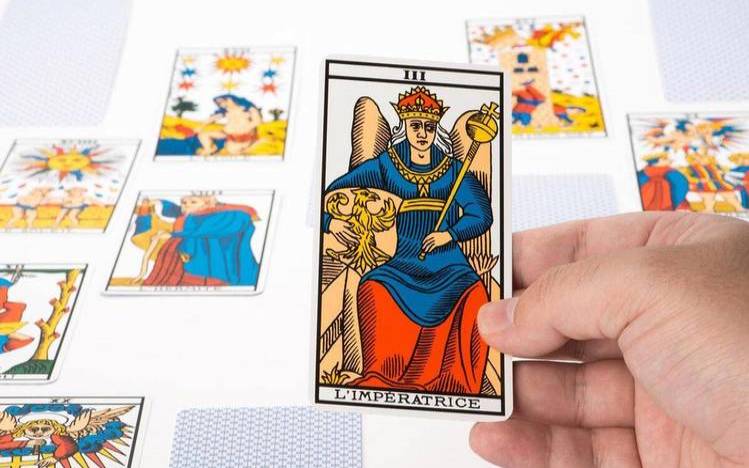 塔罗职业占卜师是谁（职业塔罗师资格证）