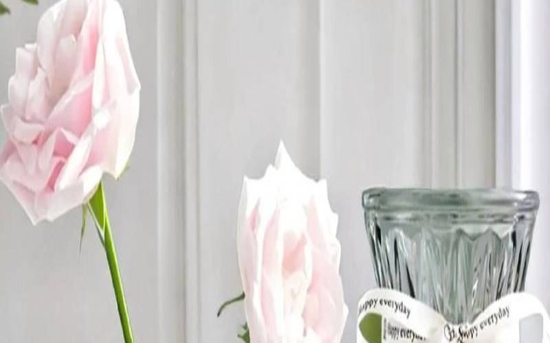 卧室里怎样摆放花瓶招桃花（适合卧室插花瓶的鲜花）