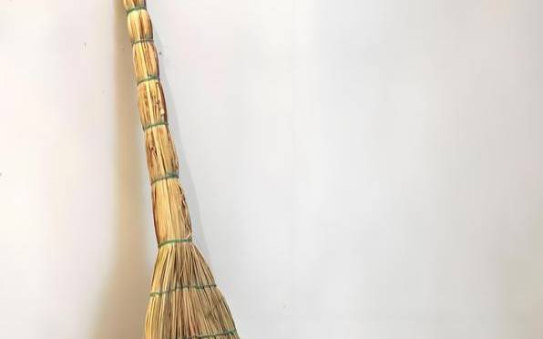 家里的扫把摆在哪里好（扫把放到哪里最佳是运气好）