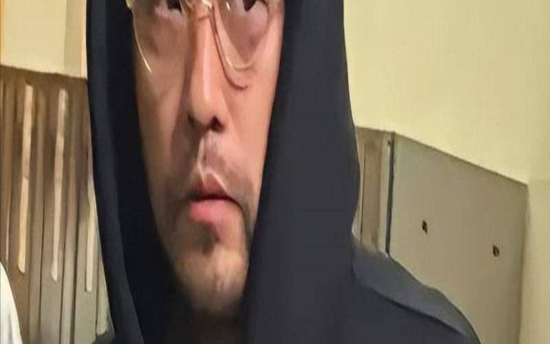 进来的是一个黑瘦的先生八字须戴着眼镜（黑瘦八字须戴着眼镜是谁）