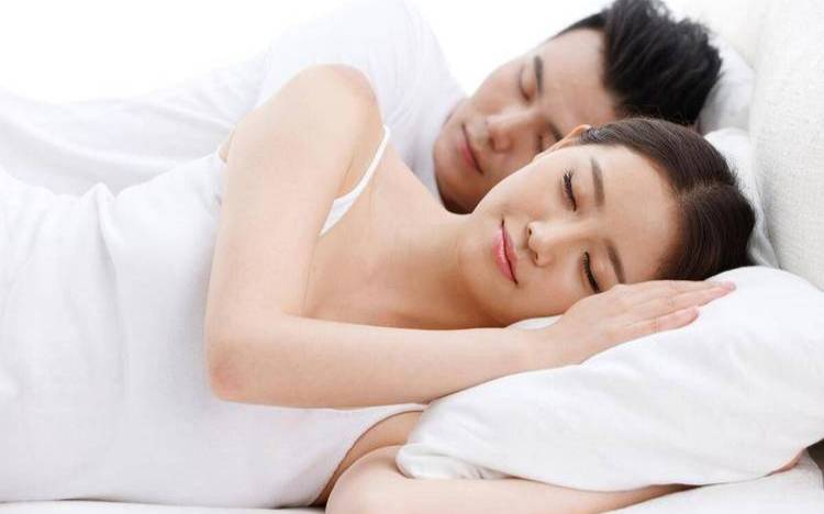 喜欢抱着对象睡觉（睡觉一直抱着女朋友的男人）
