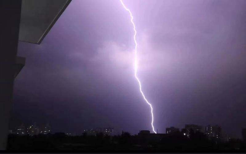 梦见打雷闪电下雨什么意思（梦见刮风下雨打雷闪电）