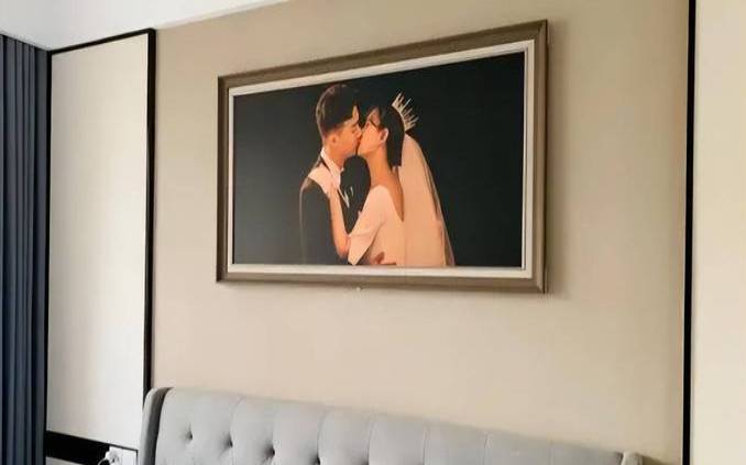 婚纱照摆放床头左边示意图（婚纱照能挂床头吗风水）