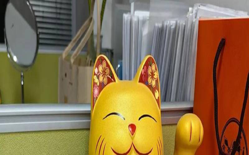 招财猫摆在办公桌咋摆（办公室招财摆件有哪些）