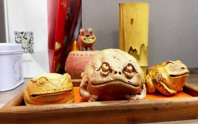 床上放三物财不请自来（三足金蟾放卧室）