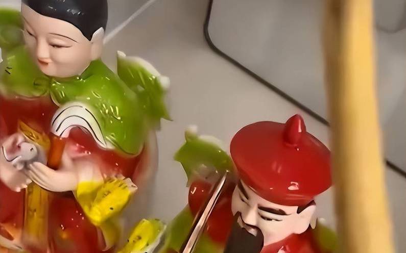 生辰八字扎小人的高端咒术（窗帘上扎针诅咒）
